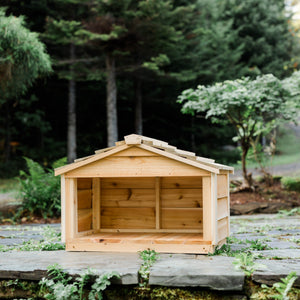 Outdoor cat feeding station - Feral cat food shelter