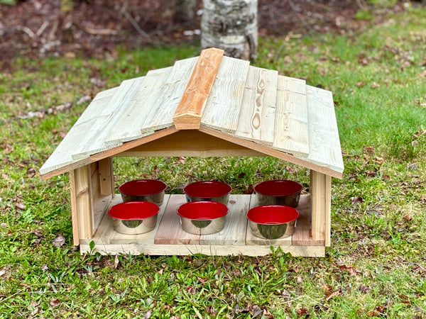 Outdoor cat feeding station - Feral cat food shelter