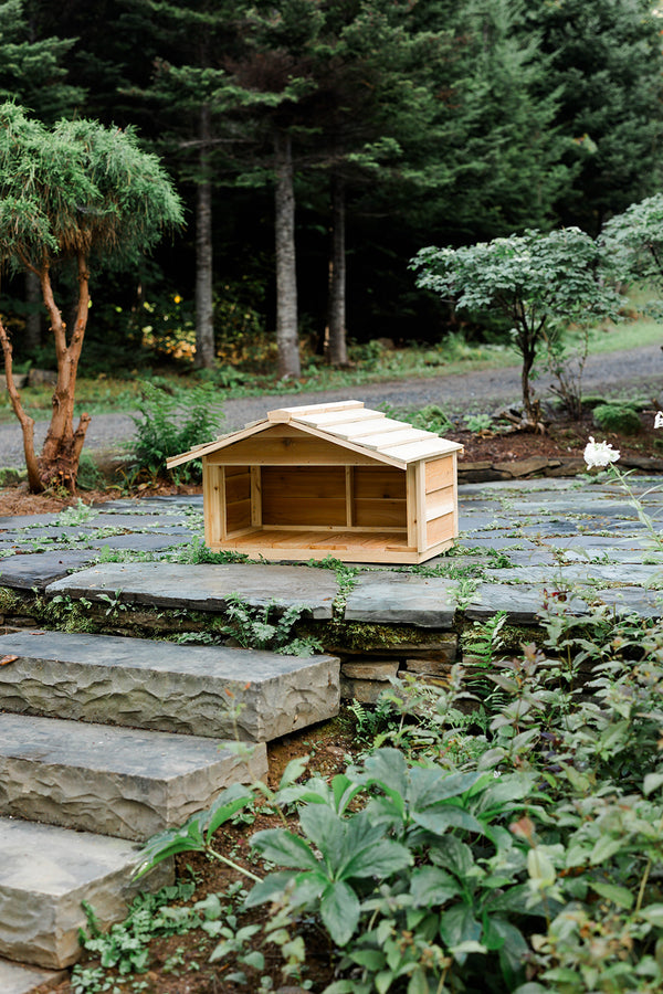Outdoor Feeding Station with Extended Roof