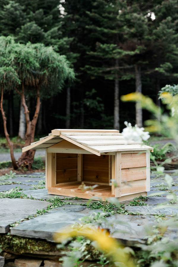 Outdoor Feeding Station with Extended Roof