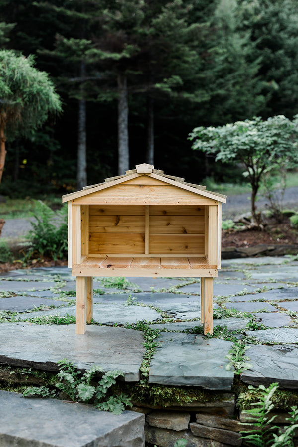 Outdoor Feeding Station with Extended Roof