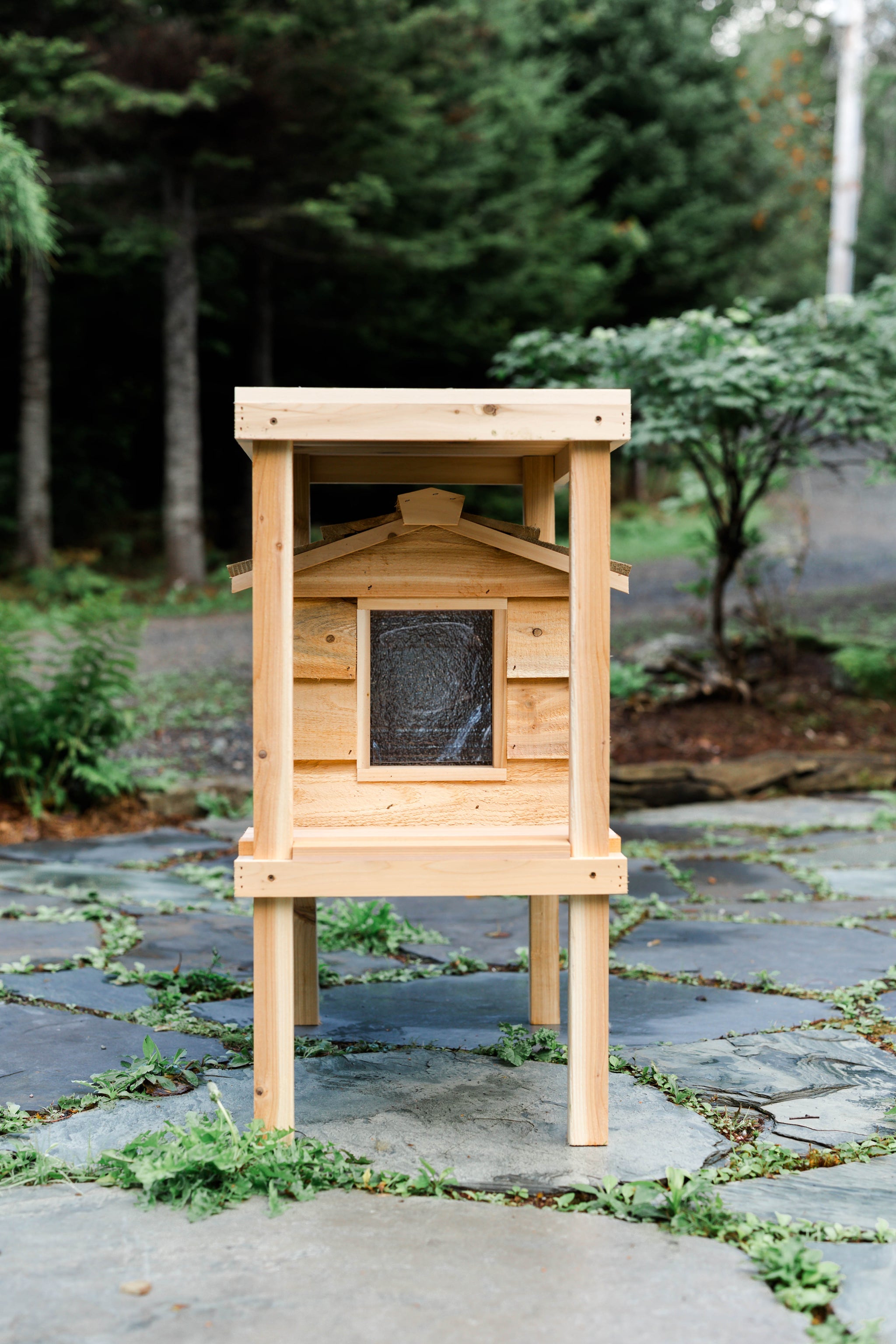 Small Outdoor Cat House with Deck & Loft – undercoverpethouses