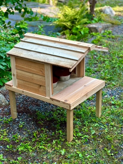 Wooden outdoor cat feeding station - Feral cat food shelter with elevated platform