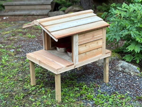 Wooden outdoor cat feeding station - Feral cat food shelter with elevated platform